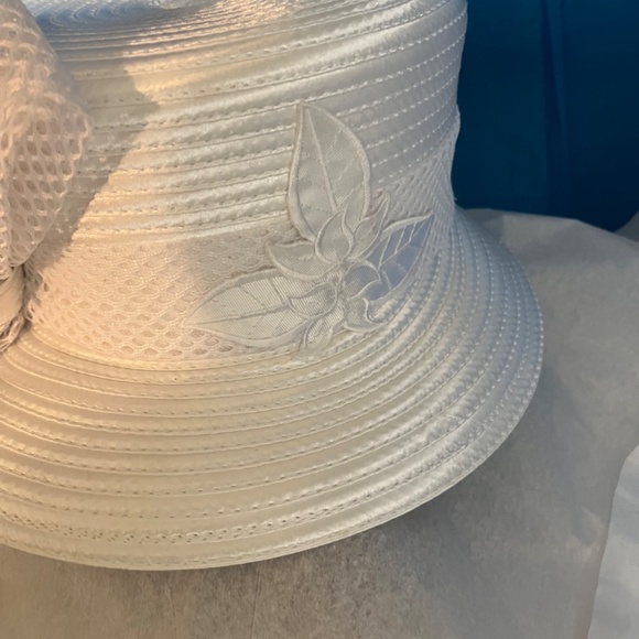 Ashro White Hat - Picture 3 of 5